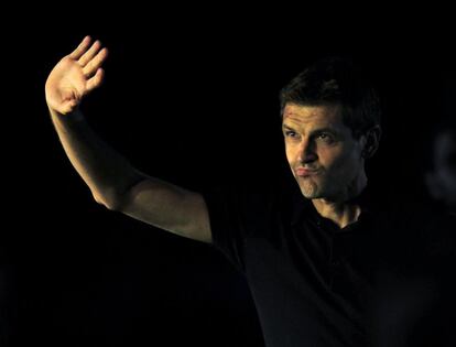 Tito Vilanova, relevo de Guardiola en el banquillo, saluda a la grada del Camp Nou durante su presentación.