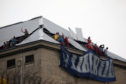 Presos amotinados en la cárcel federal de Devoto exigen que se aceleren las excarcelaciones por la pandemia, el 24 de abril pasado.