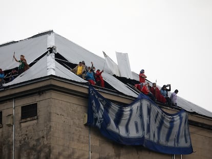 Presos amotinados en la cárcel federal de Devoto exigen que se aceleren las excarcelaciones por la pandemia, el 24 de abril pasado.