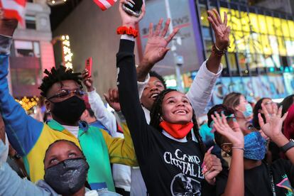 População de Nova York celebra a vitória de Biden e Harris nas eleições dos EUA, neste sábado.