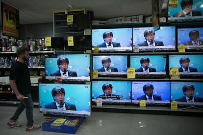 Rueda de prensa de Carles Puigdemont tras huir a Bruselas (Bélgica) en los televisores de una tienda de electrodómesticos del Poblenou de Barcelona, el 31 de octubre de 2017.