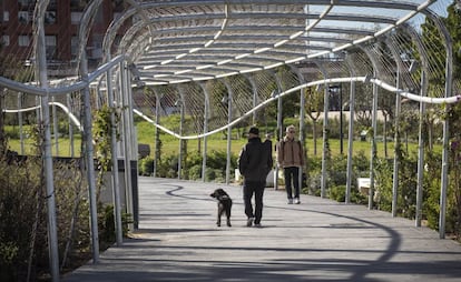 Los primeros visitantes del Parque Central de Valencia por una de los paseos. 