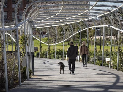 Los primeros visitantes del Parque Central de Valencia por una de los paseos. 