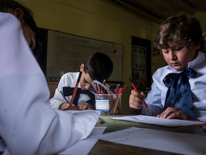 Alumnos de la Escuela Rural 73, en Montevideo (Uruguay), escribe cartas y hace dibujos para enviar a alumnos de otros centros educativos, el 14 de diciembre de 2023.