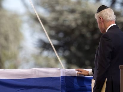 O presidente dos EUA Bill Clinton presta suas homenagens diante do caixão do ex-presidente israelense e prêmio Nobel da Paz, Shimon Peres.