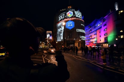 Fachada de la BBC, en Londres, este jueves tras darse a conocer los sondeos