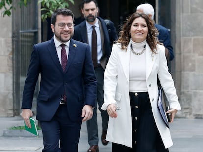 El president Pere Aragonès y la consejera de la Presidencia, Laura Vilagrà, a su llegada a la reunión del Palau. / Andreu Dalmau (EFE)