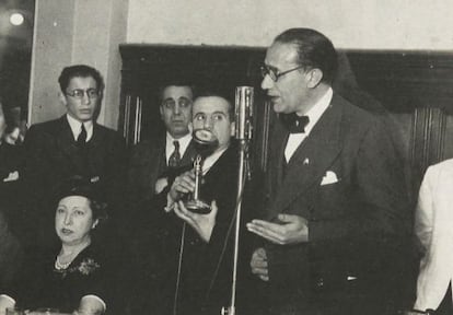 Castelao, ante el micr&oacute;fono, en el sal&oacute;n Prince George&acute;s Hall de Buenos Aires, el 18 de agosto de 1940.