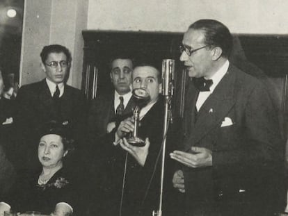 Castelao, ante el micr&oacute;fono, en el sal&oacute;n Prince George&acute;s Hall de Buenos Aires, el 18 de agosto de 1940.