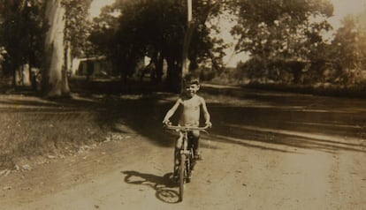 El pequeño Ernesto andando en bicicleta en la localidad de Ireneo Portela, en la Provincia de Buenos Aires (Centro de Estudios Latinoamericanos Che Guevara).