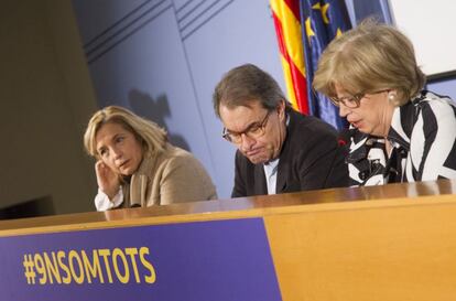 El expresidente de la Generalitat Artur Mas y las exconselleras Joana Ortega (i) e Irene Rigau durante la rueda de prensa ofrecida el domingo en el Museo de Historia de Catalu&ntilde;a