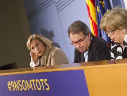 El expresidente de la Generalitat Artur Mas y las exconselleras Joana Ortega (i) e Irene Rigau durante la rueda de prensa ofrecida el domingo en el Museo de Historia de Catalu&ntilde;a