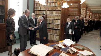 Los Reyes saludan a los académicos durante la presentación de la <i>Nueva gramática de la lengua española </i>en la sede de la RAE.