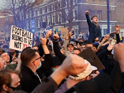 Aficionados del Chelsea, protestando fuera de Stamford Bridge la noche en la que la Superliga se cayó.