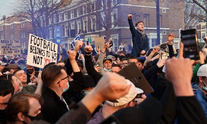 Aficionados del Chelsea, protestando fuera de Stamford Bridge la noche en la que la Superliga se cayó.