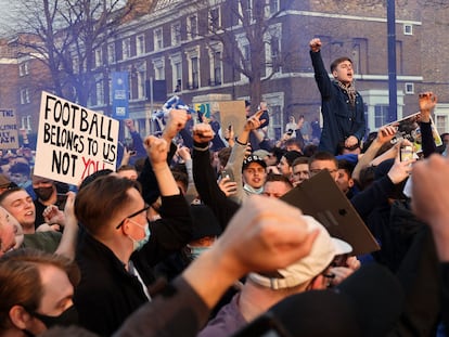 Aficionados del Chelsea, protestando fuera de Stamford Bridge la noche en la que la Superliga se cayó.