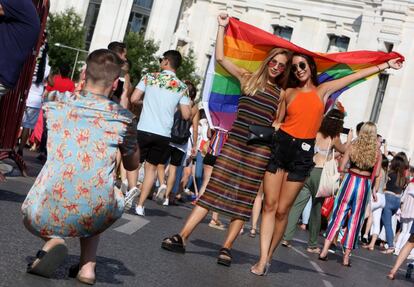 Dos mujeres se fotografían en Cibeles antes del desfile.