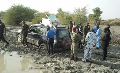 Policías y soldados cameruneses revisan en Dabanga el todoterreno en el que viajaban los siete franceses secuestrados.