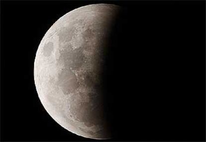 Imagen del eclipse de Luna esta madrugada en Asunción (Paraguay).