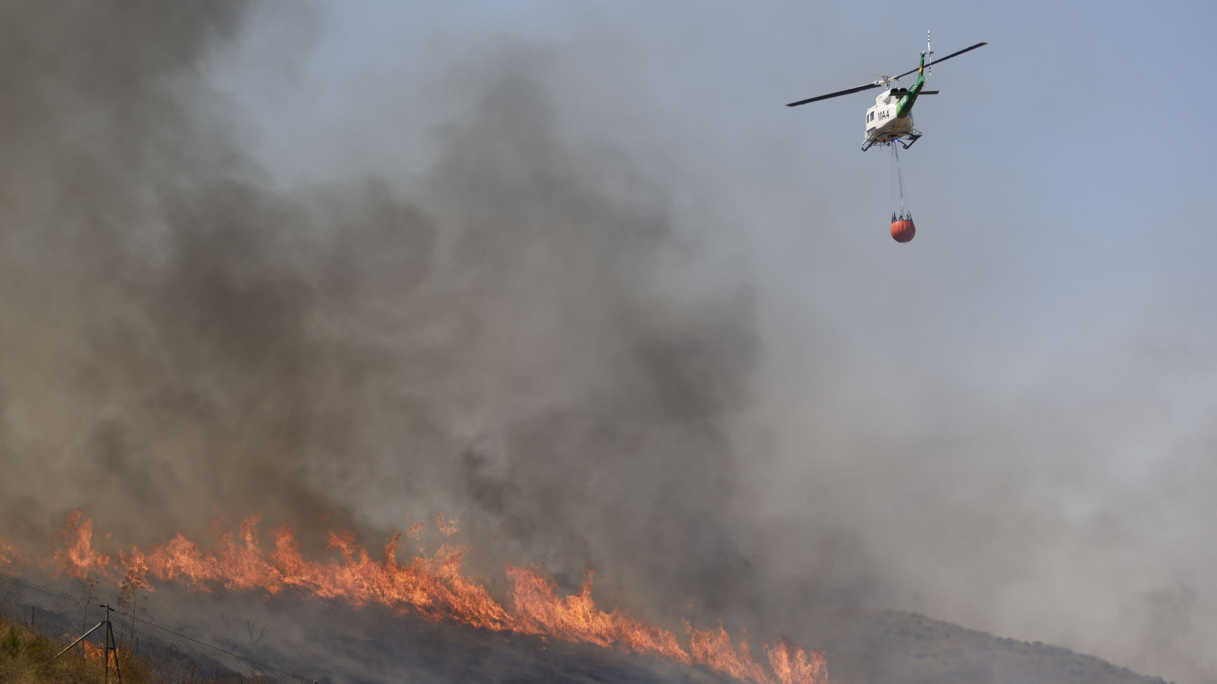 El viento da una tregua y permite pasar “al ataque” contra el letal incendio de Los Gallardos