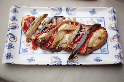 Tosta de cochinillo de Segovia, asado en el horno del año 1725 de Botín con tiras de berenjenas, pimientos y cebollas asadas sobre una salsa de mando y curry.