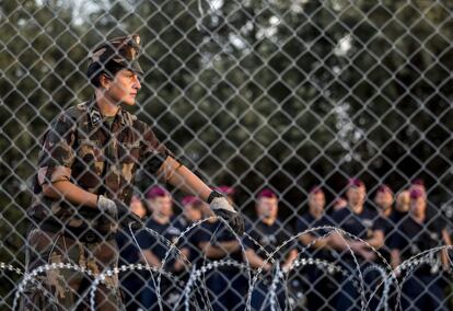 Varios soldados del ejrcito hngaro erigen una barrera humana tras cerrar la frontera con Serbia en R?szke, a 180 kilmetros de Budapest, Hungra, este lunes 14 de septiembre de 2015. Hungra ha cerrado su frontera a los refugiados y slo tramitar peticiones de asilo de ciudadanos sirios con documentacin. Entrar en vigor una draconiana legislacin que establece penas de crcel por entrar en el pas de forma ilegal.