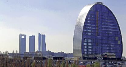 El edificio denominado 'La vela', sede del BBVA, en Las Tablas (Madrid).