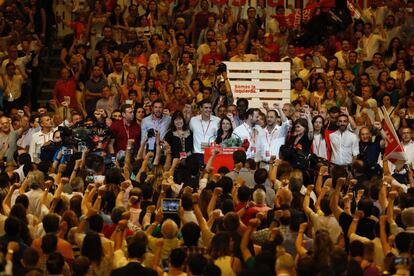 Foto de familia al terminar el discurso de Pedro Sánchez.