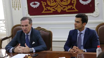 El decano José María Alonso y el diputado Juan Gonzalo Ospina durante el desayuno celbrado este lunes en el Colegio de Abogados de Madrid