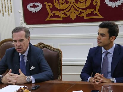 El decano José María Alonso y el diputado Juan Gonzalo Ospina durante el desayuno celbrado este lunes en el Colegio de Abogados de Madrid