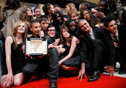  El director francés Laurent Cantet (segundo por la derecha) posa con los estudiantes protagonistas de su película 'Entre les Murs', con la Palma de Oro ganada en la 61ª edición del Festival de Cine de Cannes.