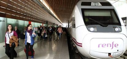 Viajeros procedentes de Barcelona a su llegada a la estación de RENFE Indalecio Prieto de Bilbao.