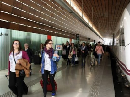 Viajeros procedentes de Barcelona a su llegada a la estaci&oacute;n de RENFE Indalecio Prieto de Bilbao.