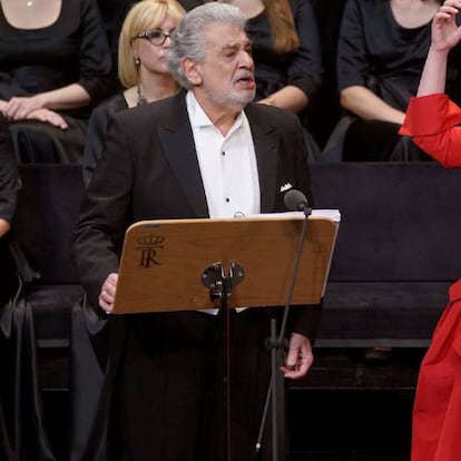 Plácido Domingo y la soprano italiana Carmen Giannattasio, acompañados por el Coro y Orquesta del Teatro Real, durante el estreno de 'Giovanna d´Arco'.