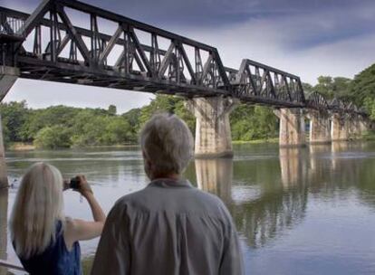 El puente sobre el río Kwai, para siempre asociado al mítico silbido de la película.