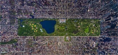 És el cor verd de Manhattan. El Central Park ocupa una superfície de 3,4 quilòmetres quadrats, quatre quilòmetres de llargada per 800 metres d'amplada, cosa que equival a 50 carrers per una banda i quatre avingudes per l'altra. Projectat pel paisatgista Frederick Law Olmsted i l'arquitecte Calvert Vaux, va ser inaugurat el 1847 i es va convertir en el principal centre d'oci a l'aire lliure dels novaiorquesos (i també dels turistes). Es calcula que en l'actualitat el parc rep cada any uns 25 milions de visitants. El gran edifici que s'endinsa al parc (a la part superior de la foto, el costat est) és el Metropolitan Museum of Art, al qual s'entra des de la Cinquena Avinguda.