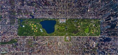 Es el corazón verde de Manhattan. Central Park ocupa una superficie de 3,4 kilómetros cuadrados, cuatro kilómetros de largo por 800 metros de ancho, lo que equivale a 50 calles en el lado largo y cuatro avenidas por el corto. Proyectado por el paisajista Frederick Law Olmsted y el arquitecto Calvert Vaux, fue inaugurado en 1847 y se convirtió en el principal centro de ocio al aire libre de los neoyorquinos (y también de los turistas). Se calcula que en la actualidad el parque recibe cada año unos 25 millones de visitantes. El gran edificio que se adentra en el parque (en la parte superior de la foto, el lado este del parque) es el Metropolitan Museum of Art, al que se entra desde la Quinta Avenida.