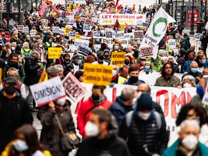 Varias personas durante una manifestación celebrada el sábado 26 de febrero para exigir que se paralice la tramitación de la Ley Ómnibus.