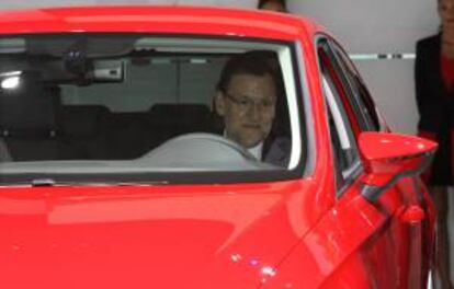 El presidente del Gobierno, Mariano Rajoy, observa el interior del nuevo Seat León SC, durante su visita al Salón del Automóvil que ha inaugurado en Barcelona. EFE/Archivo