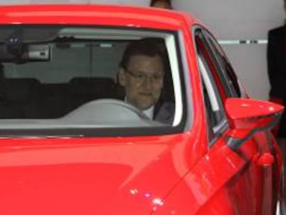 El presidente del Gobierno, Mariano Rajoy, observa el interior del nuevo Seat León SC,  durante su visita al Salón del Automóvil que ha inaugurado en Barcelona. EFE/Archivo