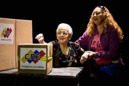Una mujer vota en las elecciones municipales de este domingo en Venezuela.