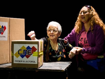 Una mujer vota en las elecciones municipales de este domingo en Venezuela. 