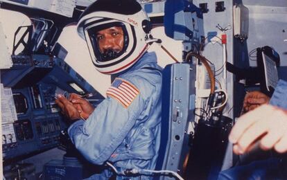 Charles Bolden fue piloto de pruebas de la NASA y participó en cuatro misiones espaciales, en dos de ellas como comandante.