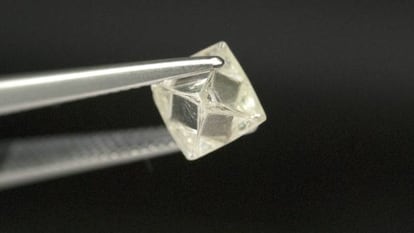 Análisis de un diamante en la sede de De Beers en Johanesburgo (Sudáfrica).