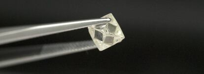 Análisis de un diamante en la sede de De Beers en Johanesburgo (Sudáfrica).