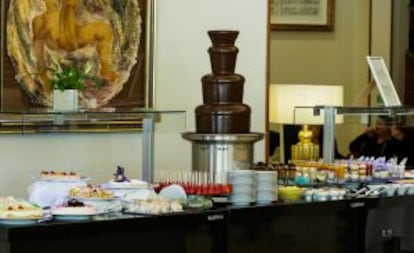 Fuente de chocolate en el 'brunch' del hotel InterContinental, en Madrid.