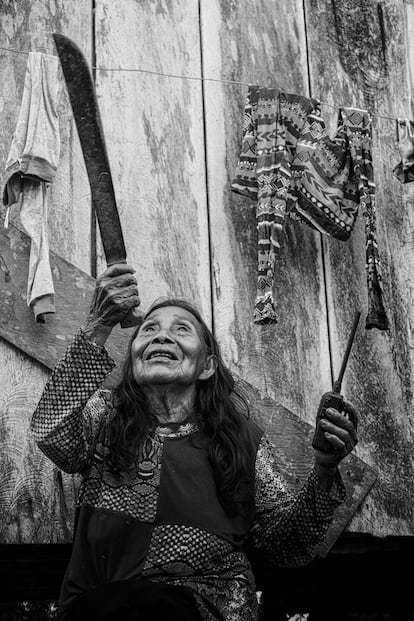 La abuelita Mukutsawa, presidenta de la comunidad de Llanchama Cocha, en el territorio de los sáparas en el centro de la Amazonia ecuatoriana. Todas las decisiones de su comunidad deben contar con su aprobación. Es de las pocas personas que cuentan con una radio Motorola para comunicarse en la zona que tienen controlada y consideran suya, por ser los guardianes de los espíritus que viven en esa selva amazónica. Ningún extraño es bienvenido aquí por miedo a que sea de una compañía petrolífera.