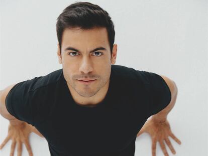 Los éxitos de Carlos Rivera superan los 70 millones de reproducciones en YouTube. Con el más reciente, 'Ya pasará', Rivera donará todos sus ingresos a la ONG Save The Children.