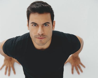 Los éxitos de Carlos Rivera superan los 70 millones de reproducciones en YouTube. Con el más reciente, 'Ya pasará', Rivera donará todos sus ingresos a la ONG Save The Children.