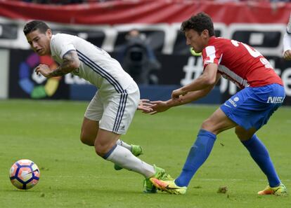 James Rodríguez (i) y Mikel Vesga, en un momento del partido.